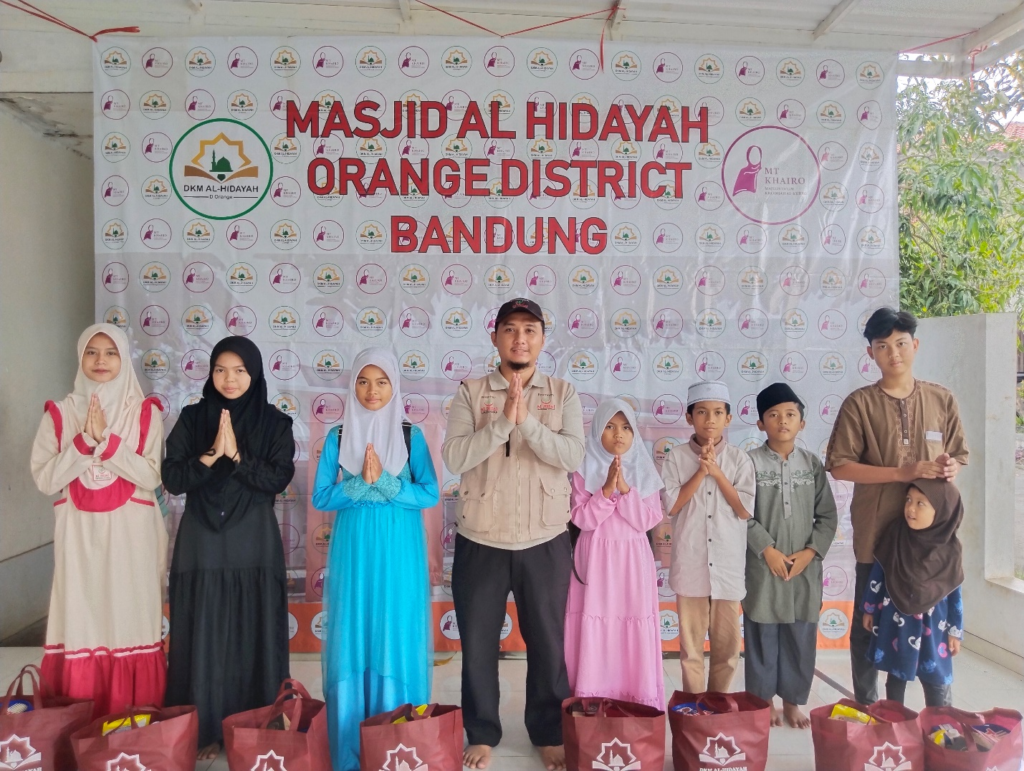 Anak Yatim LKSA Al Hilal Cipadung Terima Santunan dan Bingkisan Bakti Sosial Dari Majelis Taklim Al Khoiro