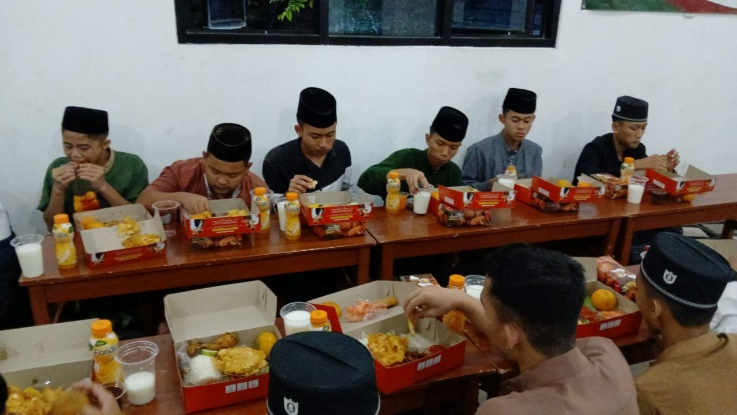 Setiap Hari Dihidangkan! Program Buka Puasa Bersama Hadirkan Kebahagiaan Untuk Anak Yatim Penghafal Quran LKSA Al Hilal