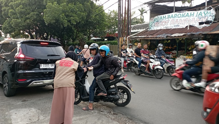 Tetap Istiqomah! Takjil Gratis Kembali Disalurkan LAZISWAF LKSA Al Hilal