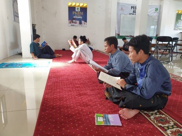 Aktivitas Pagi Anak-Anak LKSA Al Hilal Panyileukan, Murajaah Bada Subuh Hingga Membaca Buku!