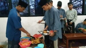 Buka Puasa Sunnah Bersama Anak Yatim Penghafal Quran LKSA Al Hilal Panyileukan Meriahkan Bulan Syawal di LKSA