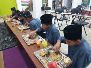 Buka Puasa Sunnah Bersama Anak Yatim Penghafal Quran LKSA Al Hilal Panyileukan Meriahkan Bulan Syawal di LKSA