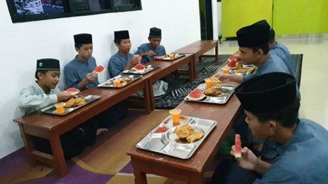 Buka Puasa Sunnah Bersama Anak Yatim Penghafal Quran LKSA Al Hilal Panyileukan Meriahkan Bulan Syawal di LKSA