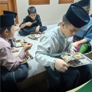 Suasana Hangat Makan Malam Bersama Anak-Anak di LKSA Al Hilal Cililin Suasana Hangat Makan Malam Bersama Anak-Anak di LKSA Al Hilal Cililin
