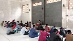 Suasana Kegiatan Kajian Kitab Kuning Anak-Anak LKSA Al Hilal Cililin Suasana Kegiatan Kajian Kitab Kuning Anak-Anak LKSA Al Hilal Cililin