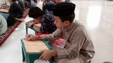 Suasana Kegiatan Kajian Kitab Kuning Anak-Anak LKSA Al Hilal Cililin