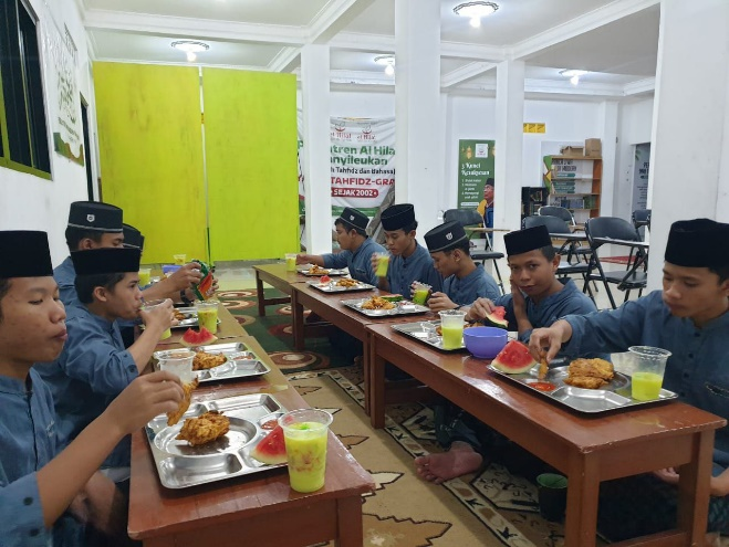 Terimakasih Orang Baik! Hidangan Buka Puasa Bersama Kembali Disantap Anak-Anak LKSA Al Hilal