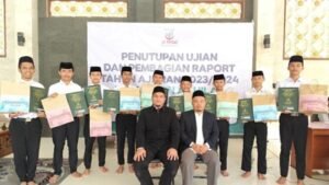 Suasana Penutupan Ujian dan Pembagian Raport Anak-Anak LKSA Al Hilal Cililin