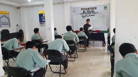 Ujian Tulis Anak-Anak LKSA Al Hilal Panyileukan Masih Berjalan