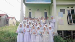Wakaf Quran, Buku Islam, hingga Iqra Telah Sampai ke Tangan Saudara Muslim di Kalimantan Selatan