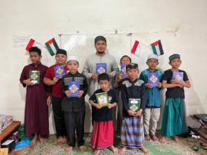 Wakaf Quran, Buku Islam, hingga Iqra Telah Sampai ke Tangan Saudara Muslim di Kalimantan Selatan