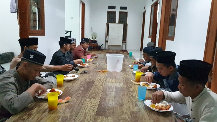 Buka Puasa Sunnah Tasu’a Sukses Hadirkan Kebahagiaan Kepada Anak Yatim Penghafal Quran LKSA Al Hilal