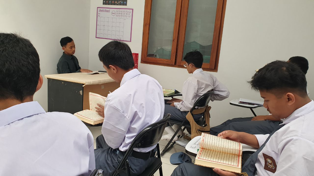 Intip Suasana Pembelajaran Ilmu Tafsir Anak-Anak Kelas XI LKSA Al Hilal Panyileukan Intip Suasana Pembelajaran Ilmu Tafsir Anak-Anak Kelas XI LKSA Al Hilal Panyileukan