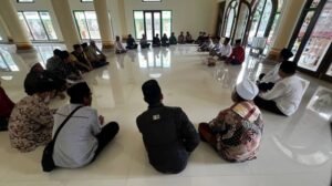 Menutup Perjalanan Sebar Wakaf Quran Pulau Lombok Hari Keempat, Tim Tiba di Titik Kumpul Ketiga Lombok Barat Menutup Perjalanan Sebar Wakaf Quran Pulau Lombok Hari Keempat, Tim Tiba di Titik Kumpul Ketiga Lombok Barat