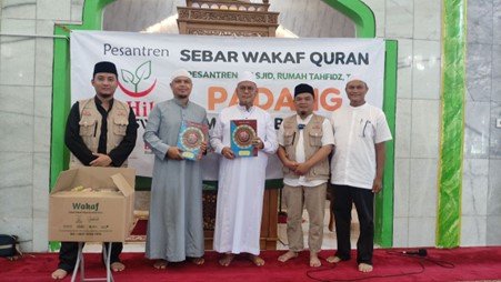 Menutup Perjalanan Sebar Wakaf Quran Tanah Minang, Tim Tiba di Titik Kumpul Kedua di Kota Padang Menutup Perjalanan Sebar Wakaf Quran Tanah Minang, Tim Tiba di Titik Kumpul Kedua di Kota Padang