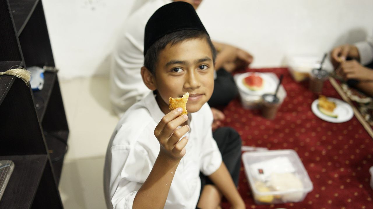 Nikmatnya Berbuka Puasa Sunnah Asyura Anak-Anak LKSA Al Hilal Nikmatnya Berbuka Puasa Sunnah Asyura Anak-Anak LKSA Al Hilal