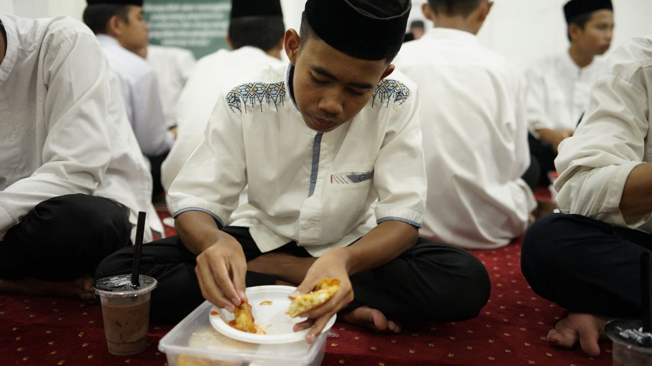 Nikmatnya Berbuka Puasa Sunnah Asyura Anak-Anak LKSA Al Hilal Nikmatnya Berbuka Puasa Sunnah Asyura Anak-Anak LKSA Al Hilal