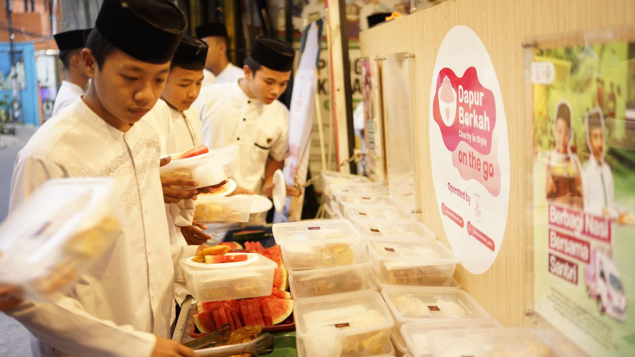 Nikmatnya Berbuka Puasa Sunnah Asyura Anak-Anak LKSA Al Hilal