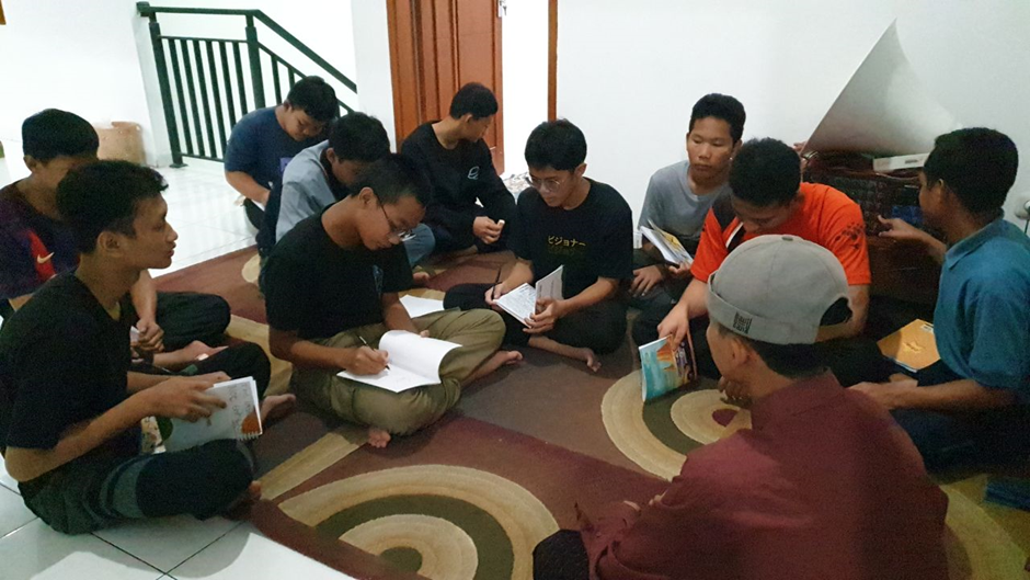 Anak-Anak Kelas 11 LKSA Al Hilal Panyileukan Melatih Keberanian dan Pola Pikir Melalui Agenda Munaqosah