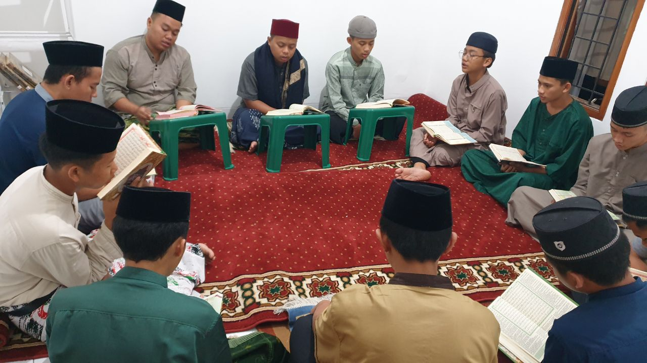 Tirakat Subuh Anak-Anak LKSA Al Hilal Panyileukan Kampus 2 Tirakat Subuh Anak-Anak LKSA Al Hilal Panyileukan Kampus 2