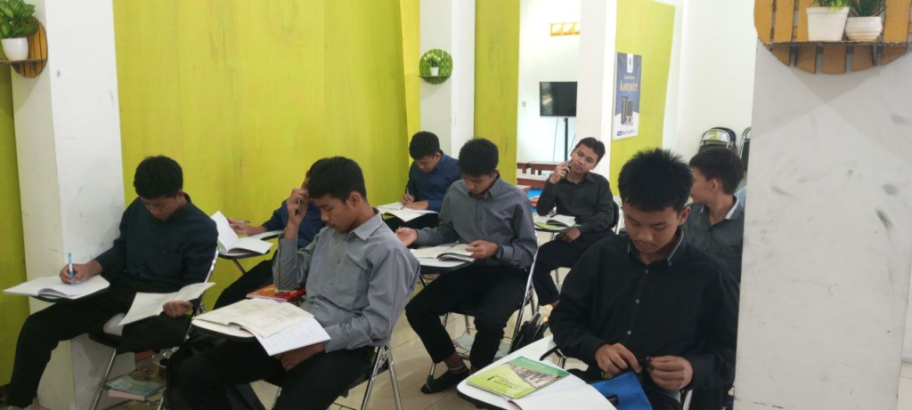 Dari Mempelajari Grammar Hingga Tarikh Islam Inilah Suasana Kegiatan Anak-Anak Kelas X LKSA Al Hilal 2 Panyileukan