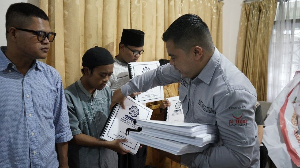 LAZISWAF Pesantren Al Hilal Sukses Hadirkan Wakaf Quran dan Iqra Braille Kepada 10 Sahabat Tunanetra Tasikmalaya Selatan!