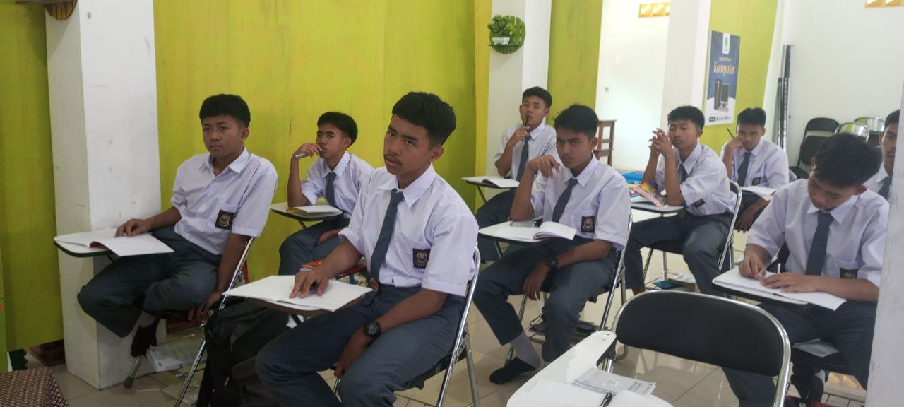 Mengawali Hari Setelah Perayaan HUT RI Inilah Kompilasi Kegiatan Belajar Mengajar Anak-Anak LKSA Al Hilal di Hari Senin Mengawali Hari Setelah Perayaan HUT RI Inilah Kompilasi Kegiatan Belajar Mengajar Anak-Anak LKSA Al Hilal di Hari Senin