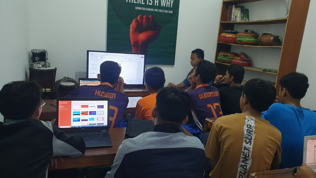 Pembelajaran Powerpoint Santri Pesantren Al Hilal 3 Cipadung