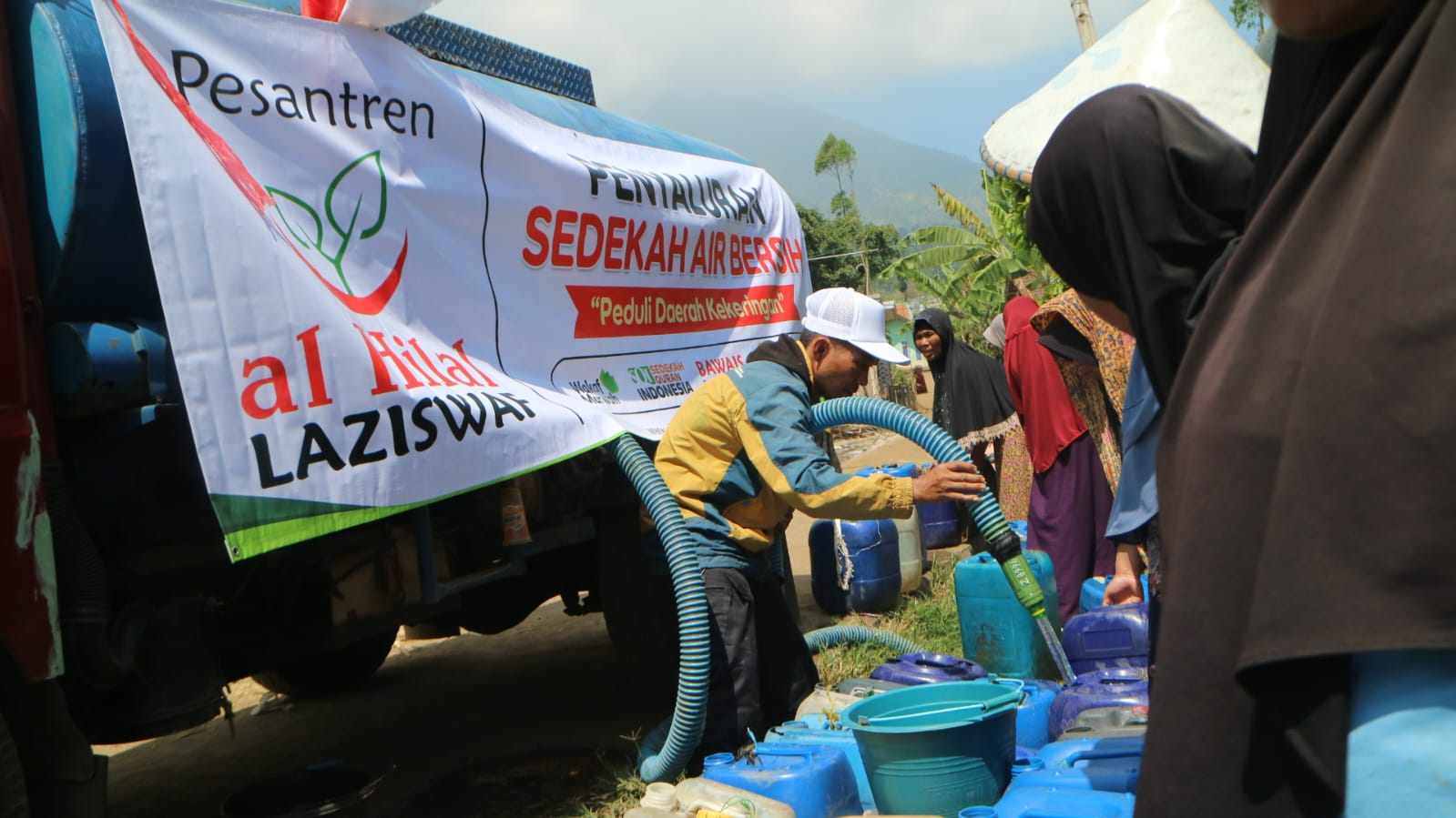 Penyaluran Bantuan Air Bersih untuk Masyarakat Garut Penyaluran Bantuan Air Bersih untuk Masyarakat Garut