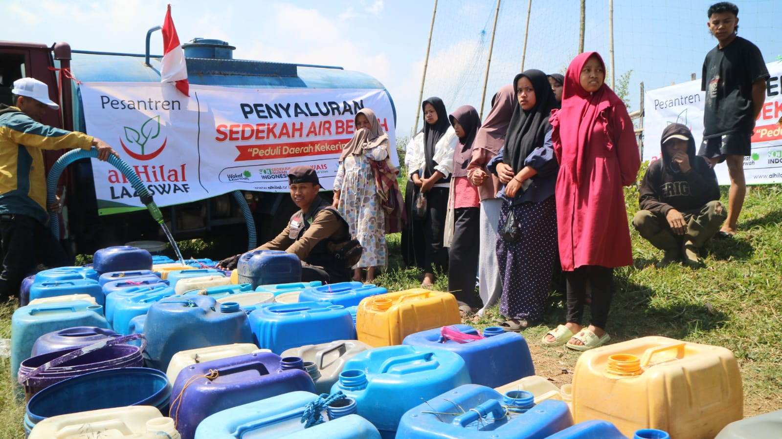 Penyaluran Bantuan Air Bersih untuk Masyarakat Garut Penyaluran Bantuan Air Bersih untuk Masyarakat Garut