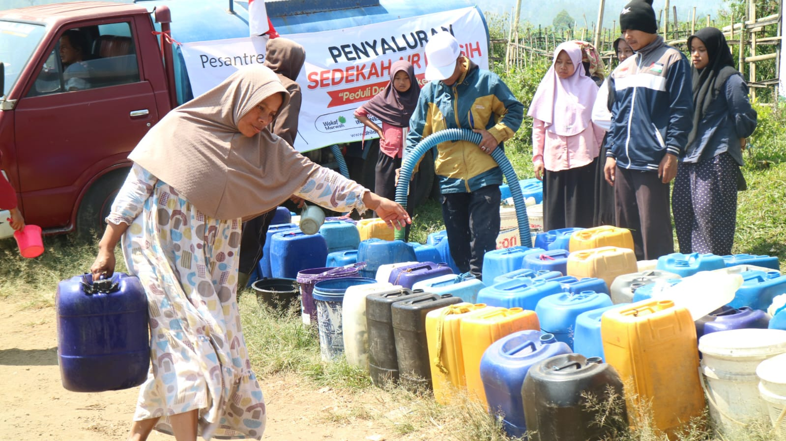 Penyaluran Bantuan Air Bersih untuk Masyarakat Garut