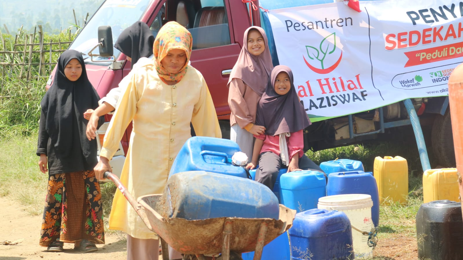 Penyaluran Bantuan Air Bersih untuk Masyarakat Garut