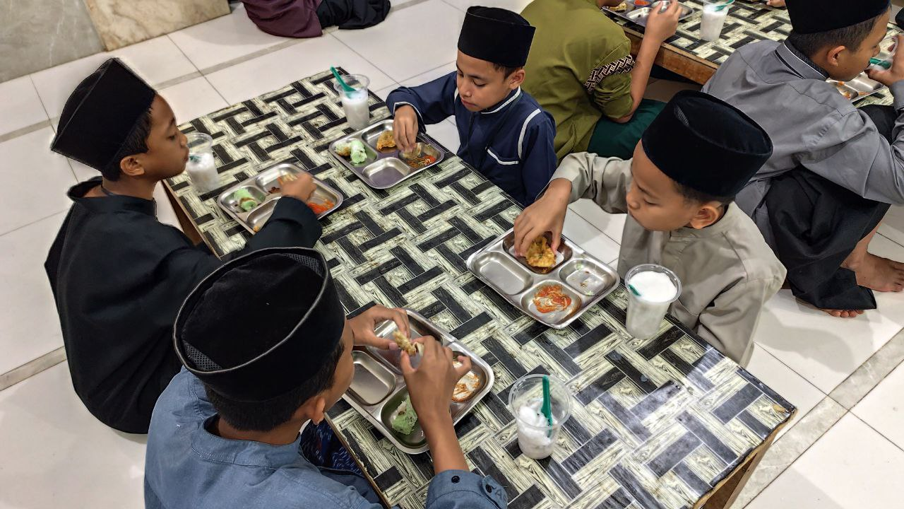 Suasana Buka Puasa Sunnah Anak-Anak LKSA Al Hilal 1 Cililin Suasana Buka Puasa Sunnah Anak-Anak LKSA Al Hilal 1 Cililin