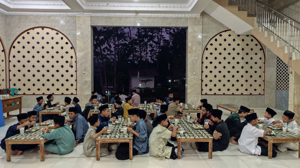 Suasana Buka Puasa Sunnah Anak-Anak LKSA Al Hilal 1 Cililin