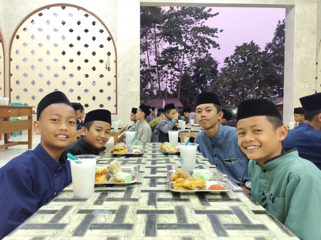 Suasana Buka Puasa Sunnah Anak-Anak LKSA Al Hilal 1 Cililin