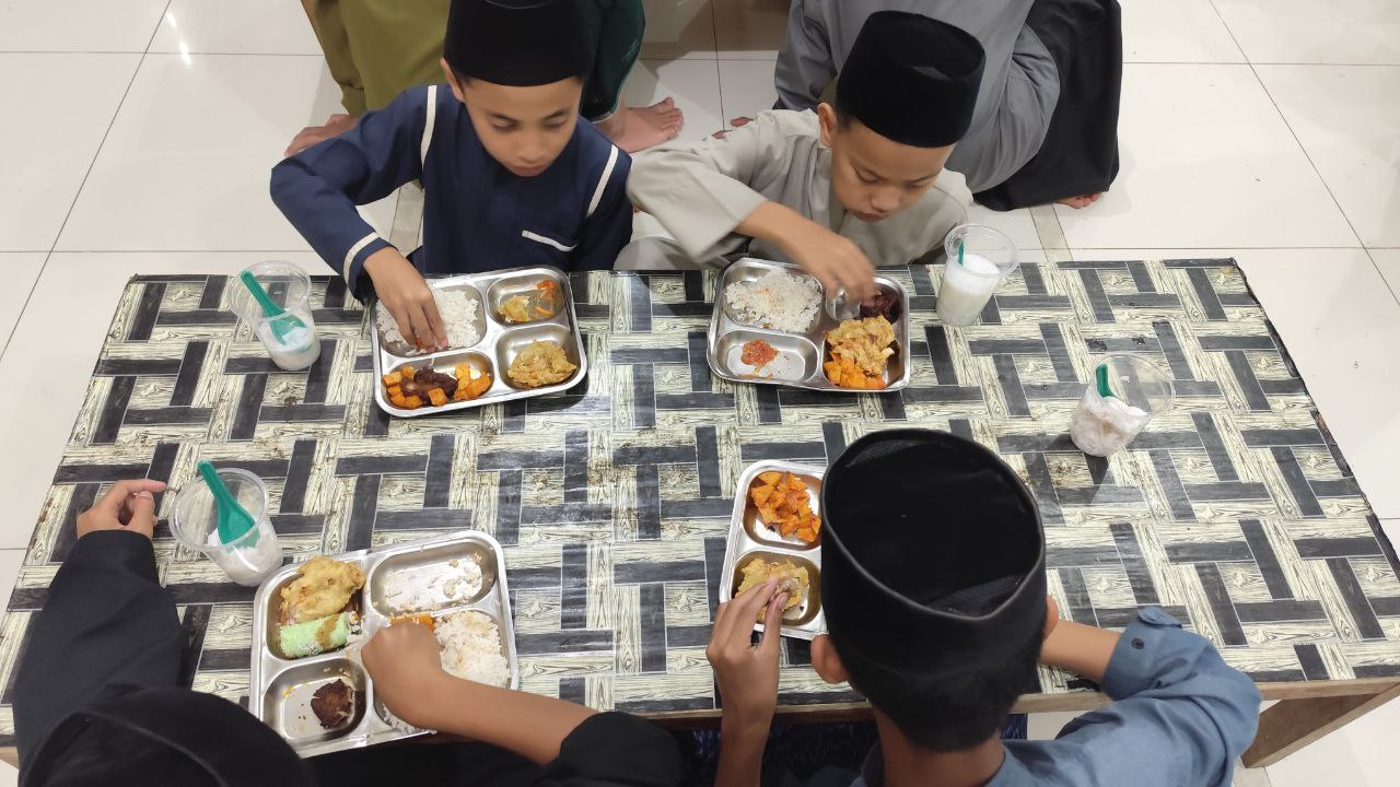 Suasana Buka Puasa Sunnah Anak-Anak LKSA Al Hilal 1 Cililin