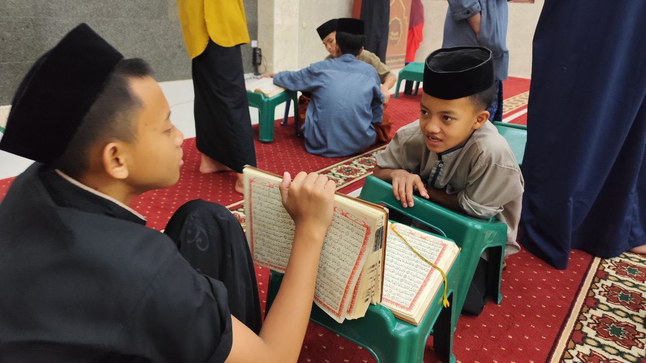 Suasana Halaqah Quran Malam Kelas Tahfidz dan Tahsin Anak-Anak LKSA Al Hilal 1 Cililin Suasana Halaqah Quran Malam Kelas Tahfidz dan Tahsin Anak-Anak LKSA Al Hilal 1 Cililin