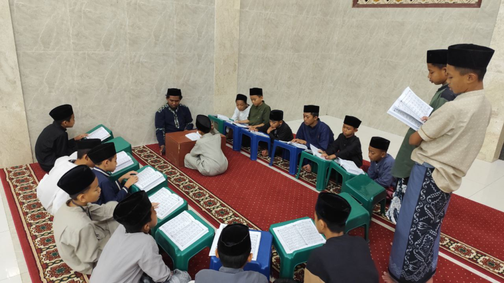 Suasana Halaqah Quran Malam Kelas Tahfidz dan Tahsin Anak-Anak LKSA Al Hilal 1 Cililin