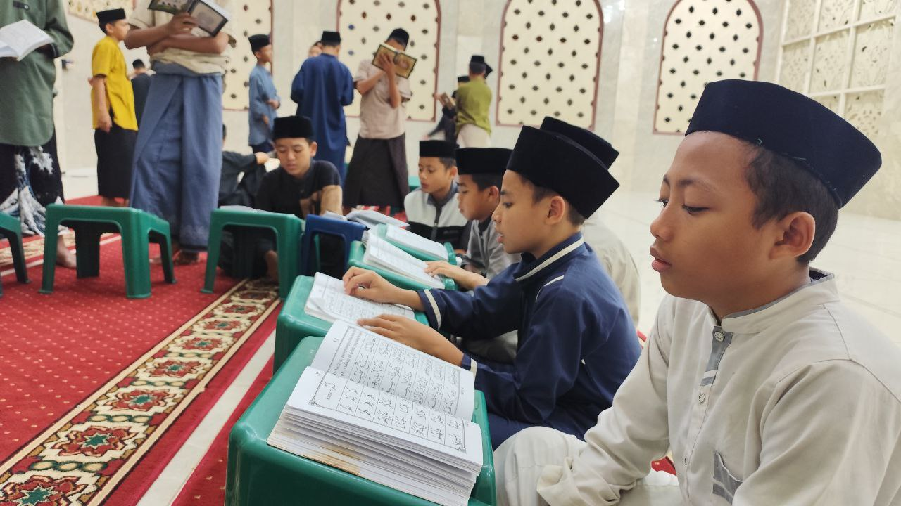 Suasana Halaqah Quran Malam Kelas Tahfidz dan Tahsin Anak-Anak LKSA Al Hilal 1 Cililin
