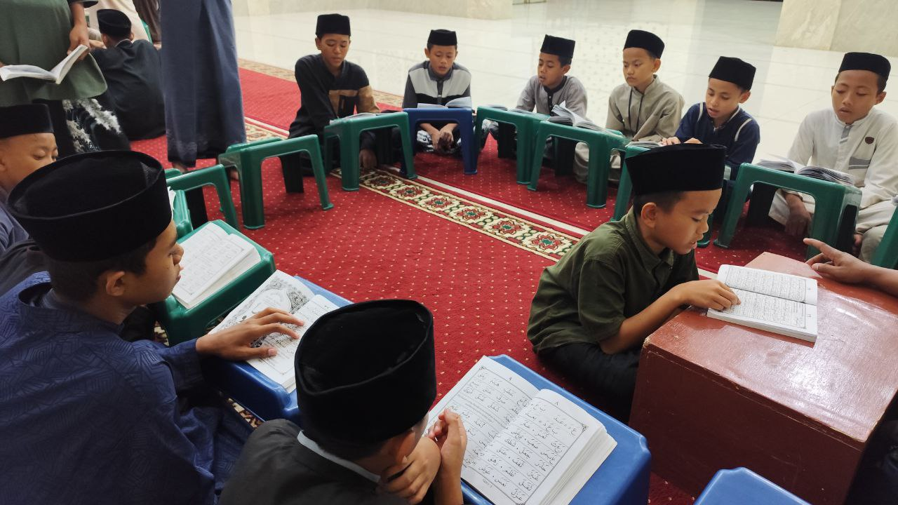 Suasana Halaqah Quran Malam Kelas Tahfidz dan Tahsin Anak-Anak LKSA Al Hilal 1 Cililin