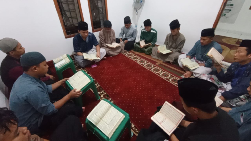 Suasana Kegiatan Belajar Mengajar Santri Kelas XI Pesantren Al Hilal 3 Cipadung di Hari Kamis
