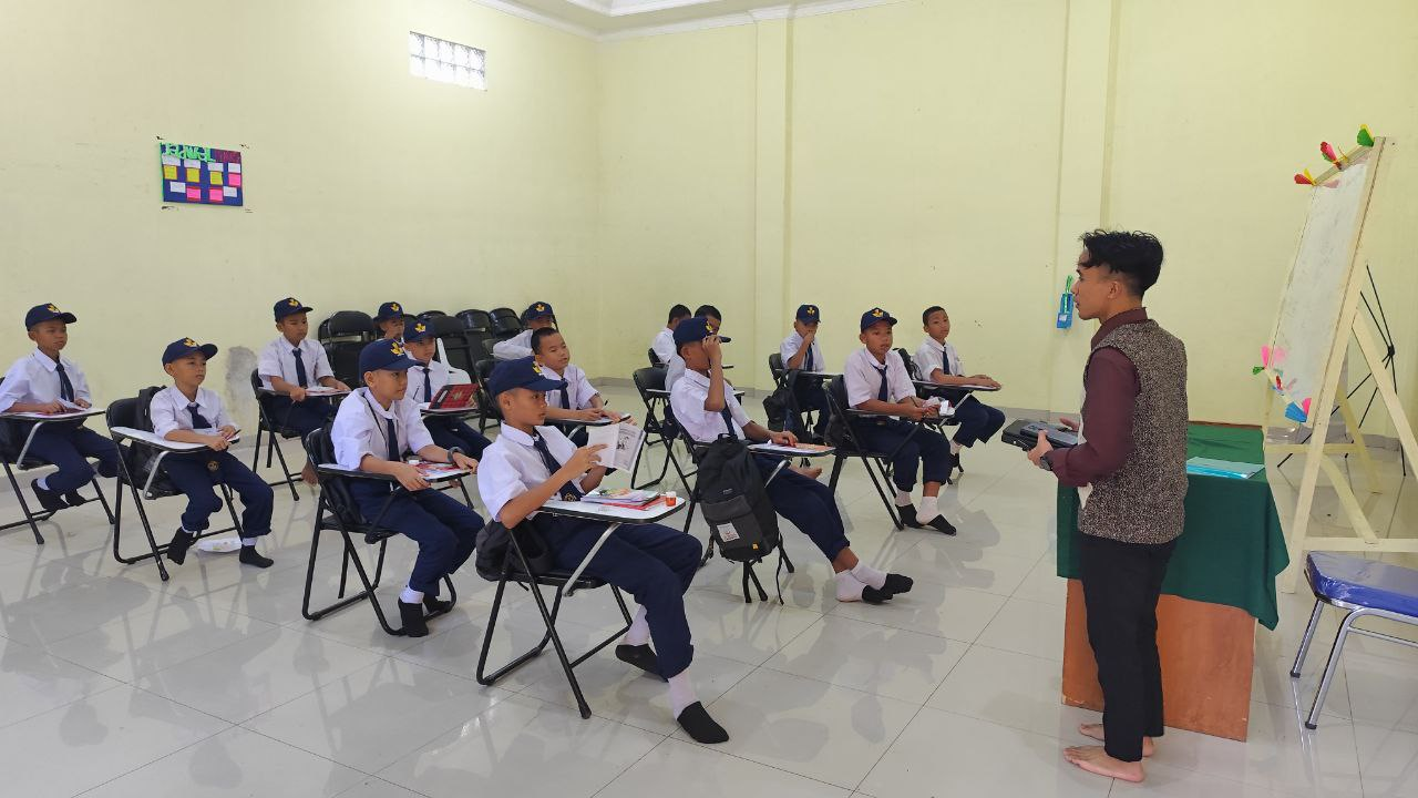 Suasana Kegiatan Belajar Mengajar Anak-Anak di LKSA Al Hilal Suasana Kegiatan Belajar Mengajar Anak-Anak di LKSA Al Hilal