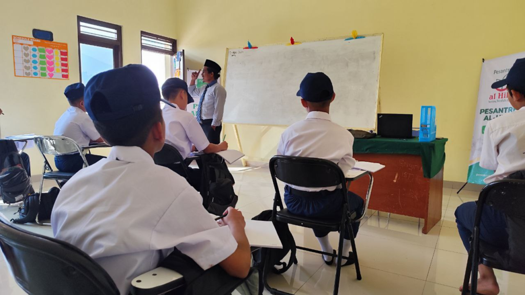 Suasana Kegiatan Belajar Mengajar Anak-Anak di LKSA Al Hilal