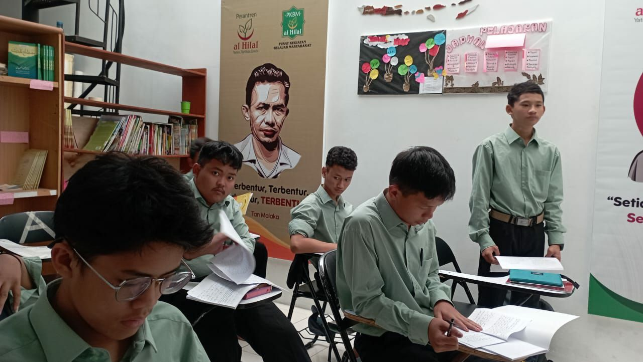 Suasana Kegiatan Belajar Mengajar Anak-Anak di LKSA Al Hilal