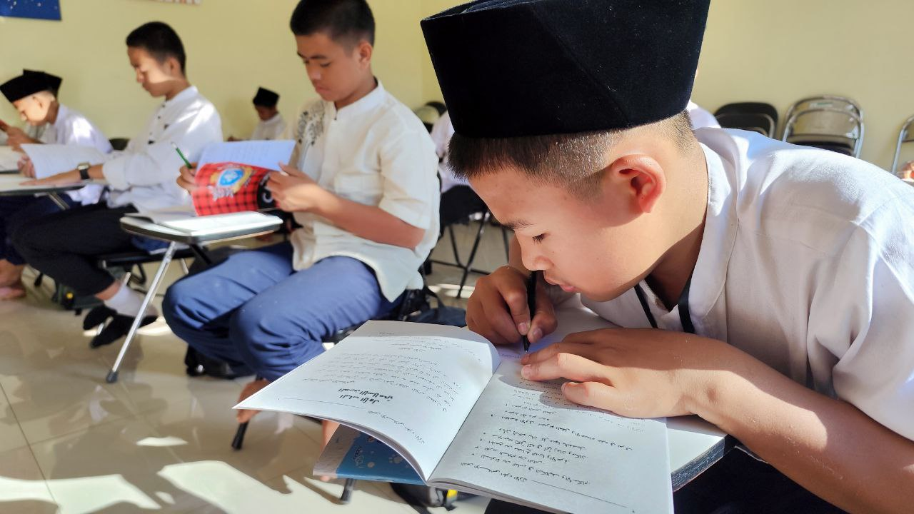 Suasana Kegiatan Belajar Anak-Anak LKSA Al Hilal 1 Cililin! Suasana Kegiatan Belajar Anak-Anak LKSA Al Hilal 1 Cililin!