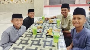 Terimakasih Orang Baik! Hidangan Buka Puasa Bersama Kembali Hadirkan Kebahagiaan Kepada Anak-Anak LKSA Al Hilal Terimakasih Orang Baik! Hidangan Buka Puasa Bersama Kembali Hadirkan Kebahagiaan Kepada Anak-Anak LKSA Al Hilal