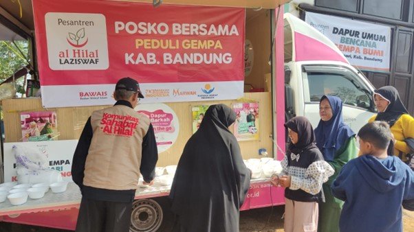Hari Keempat Pasca Gempa, LAZISWAF Al Hilal Terus Salurkan Bantuan untuk Penyintas Gempa Bumi di Kertasari, Bandung Hari Keempat Pasca Gempa, LAZISWAF Al Hilal Terus Salurkan Bantuan untuk Penyintas Gempa Bumi di Kertasari, Bandung