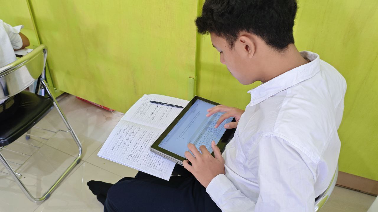 Manfaatkan Teknologi! Inilah Suasana Anak-Anak Al Hilal Menelusuri Internet untuk Mata Pelajaran Ekonomi Manfaatkan Teknologi! Inilah Suasana Anak-Anak Al Hilal Menelusuri Internet untuk Mata Pelajaran Ekonomi