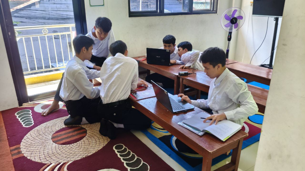 Manfaatkan Teknologi! Inilah Suasana Anak-Anak Al Hilal Menelusuri Internet untuk Mata Pelajaran Ekonomi