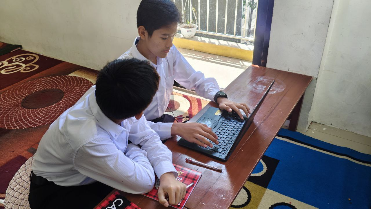 Manfaatkan Teknologi! Inilah Suasana Anak-Anak Al Hilal Menelusuri Internet untuk Mata Pelajaran Ekonomi
